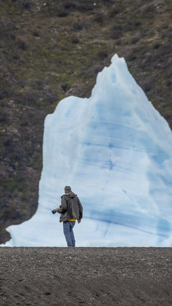 Fotógrafo diante de u mIceberg em Torres del Paine