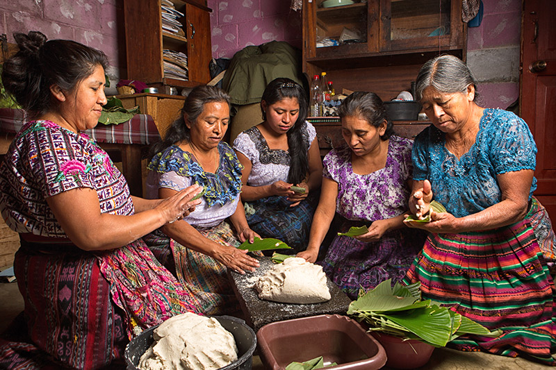 Guatemala-women-with-corn-flour-maíz Guatemala-women-with-corn-flour-maíz